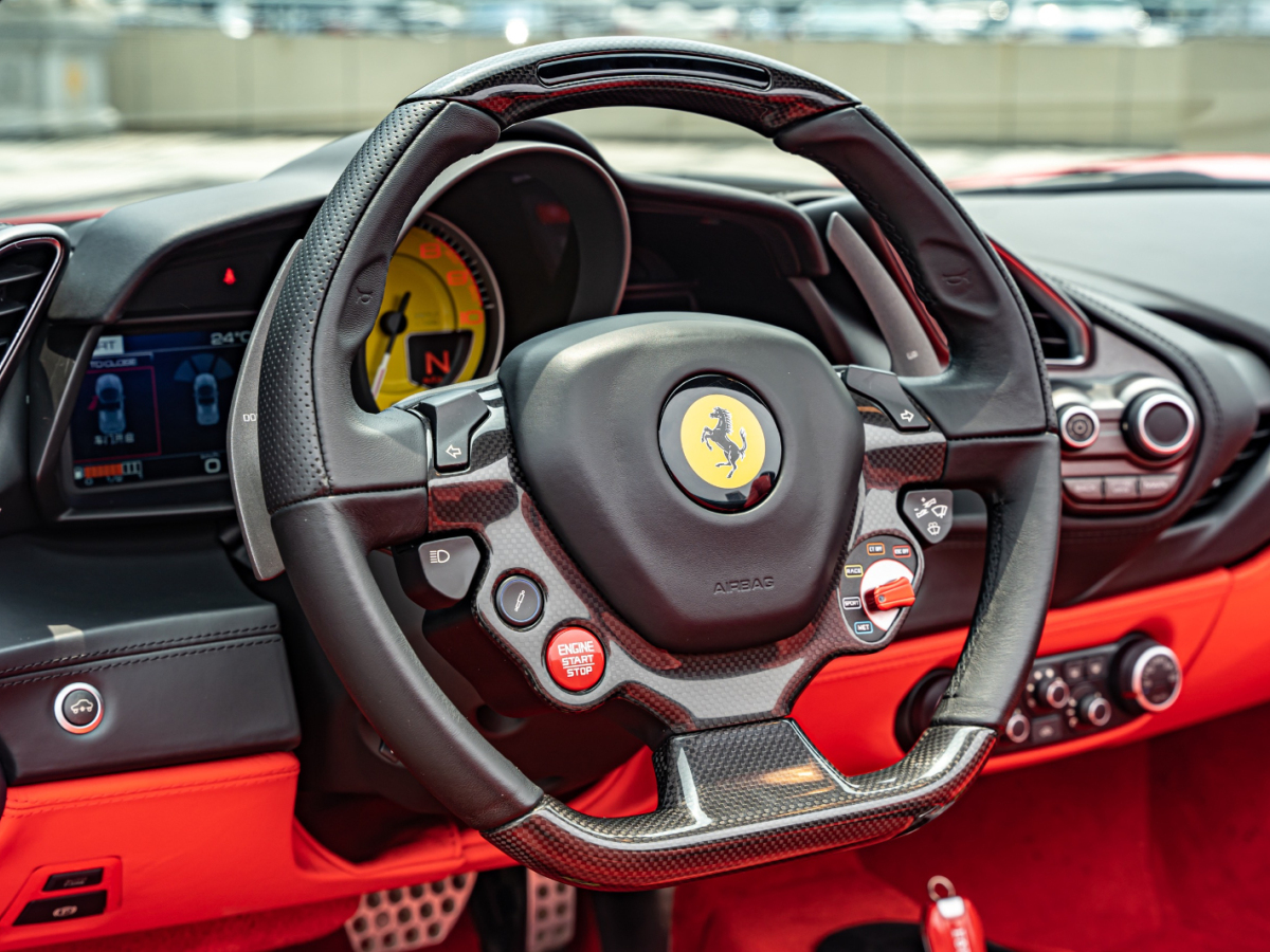 Ferrari 488Ferrari 488gtb convertible top with middle gauge图片