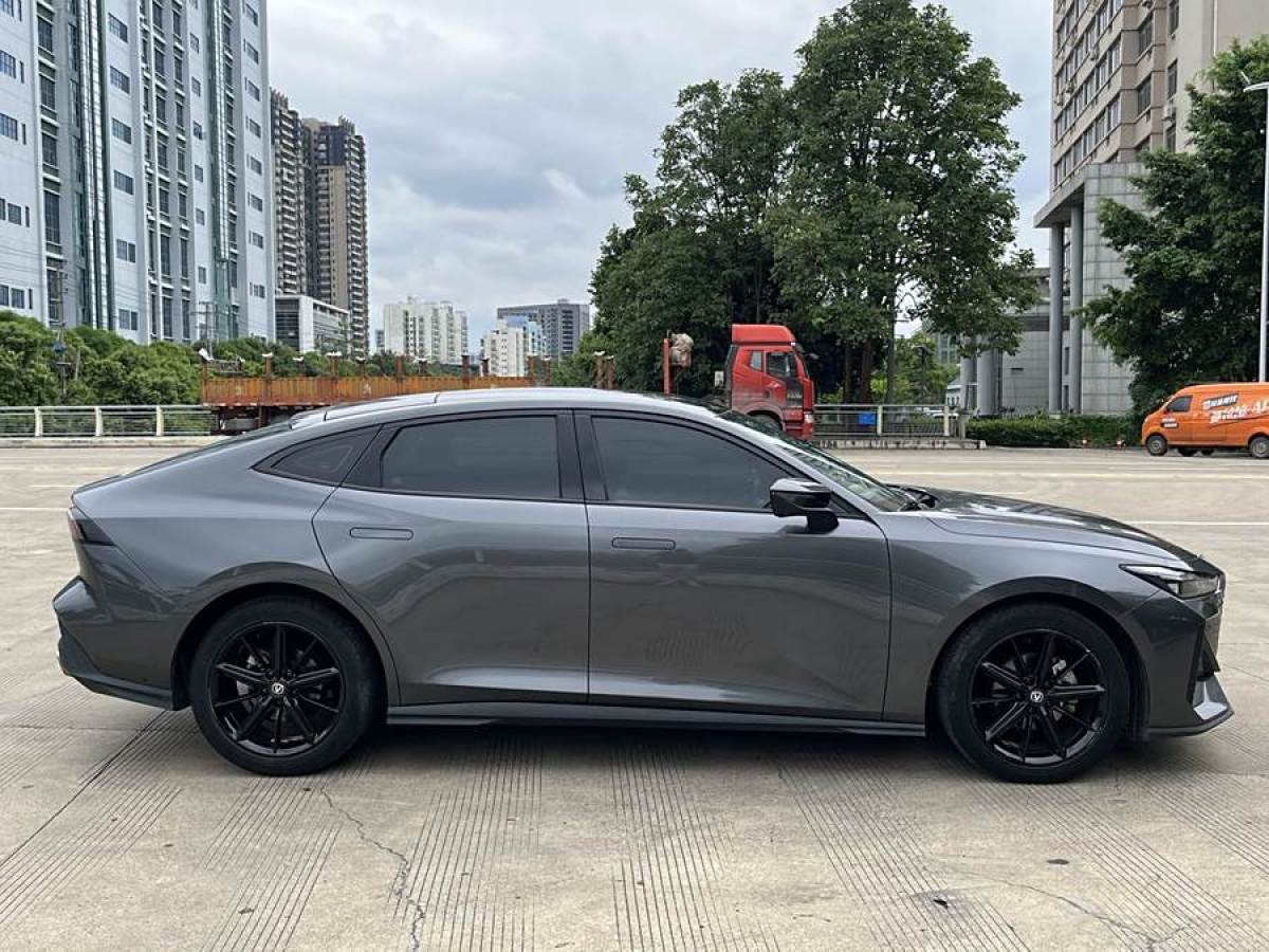 長(zhǎng)安 長(zhǎng)安UNI-V  2022款 1.5T 尊貴型圖片