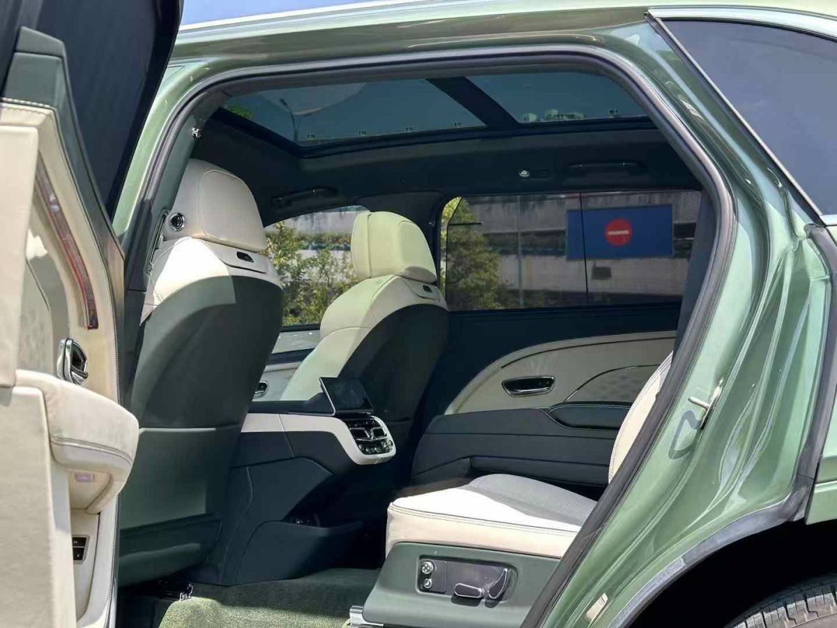 賓利 添越  2023款 4.0T V8 長(zhǎng)軸距版圖片