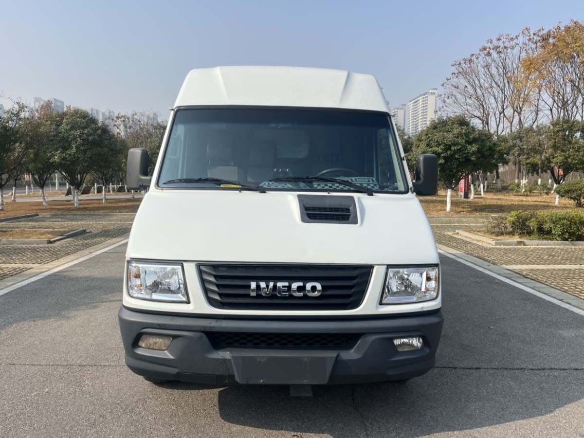 依維柯 得意  2021款 2.8T V40 VAN廂式運輸車3座長軸中頂雙胎手動門圖片