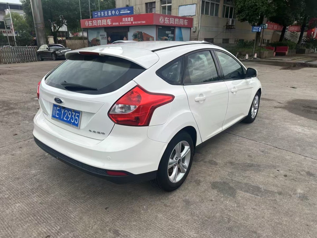 福特 福克斯  2012款 兩廂 1.6L 自動風(fēng)尚型圖片