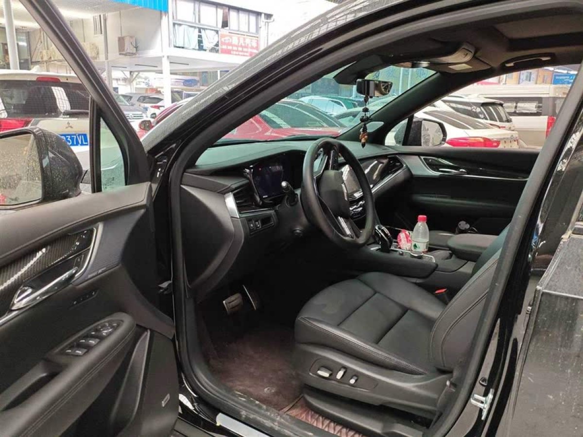 凱迪拉克 XT6  2025款 2.0T 六座四驅(qū)尊貴行政黑標(biāo)版圖片