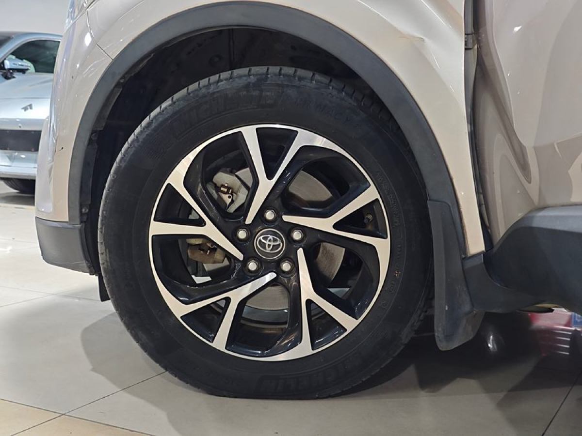 豐田 C-HR  2020款 2.0L 領(lǐng)先版圖片