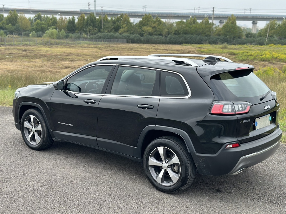 Jeep 自由光  2020款 2.0T 兩驅(qū)領(lǐng)先版圖片