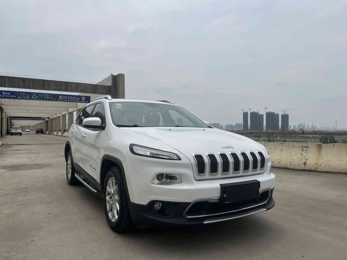 Jeep 自由光  2017款 2.0L 優(yōu)越版圖片
