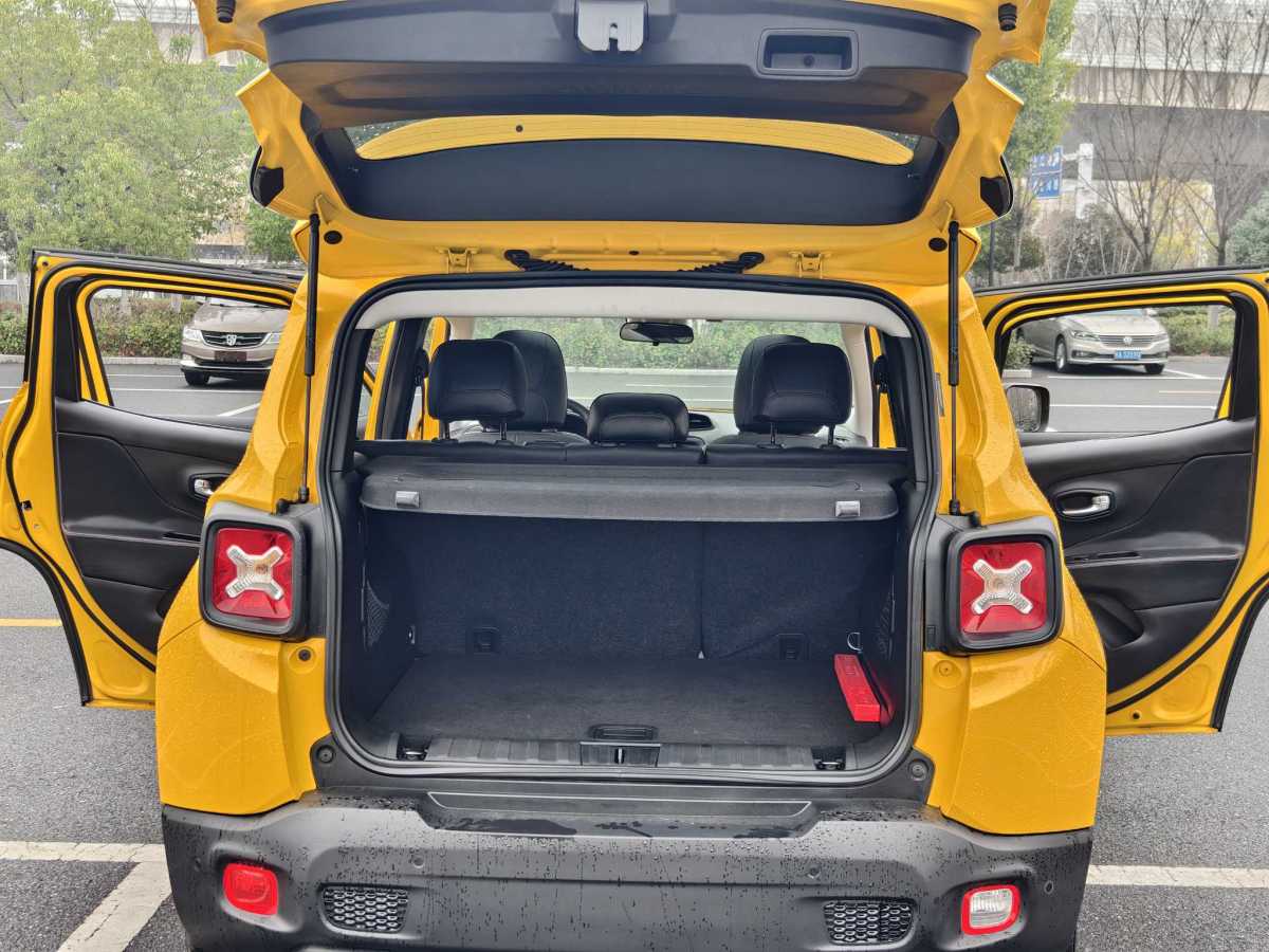 Jeep 自由俠  2018款 互聯(lián)大屏版 180T 自動(dòng)勁能版圖片