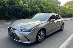 ES 雷克薩斯 300h 卓越版