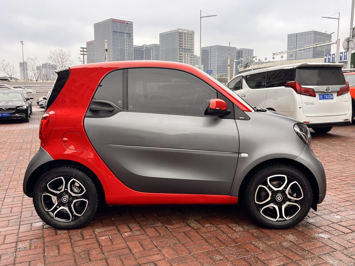 2017年6月smart fortwo  2018款 0.9T 66千瓦硬頂先鋒版