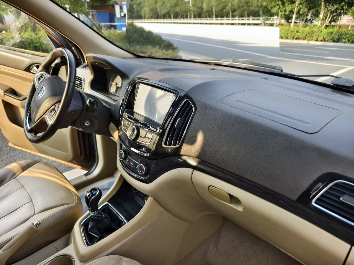 寶駿 730  2014款 1.5L 手動豪華型 7座圖片