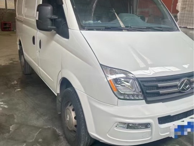 2022年4月 上汽大通 V80 2.0T 手動(dòng)經(jīng)典城配王短軸中頂3座圖片