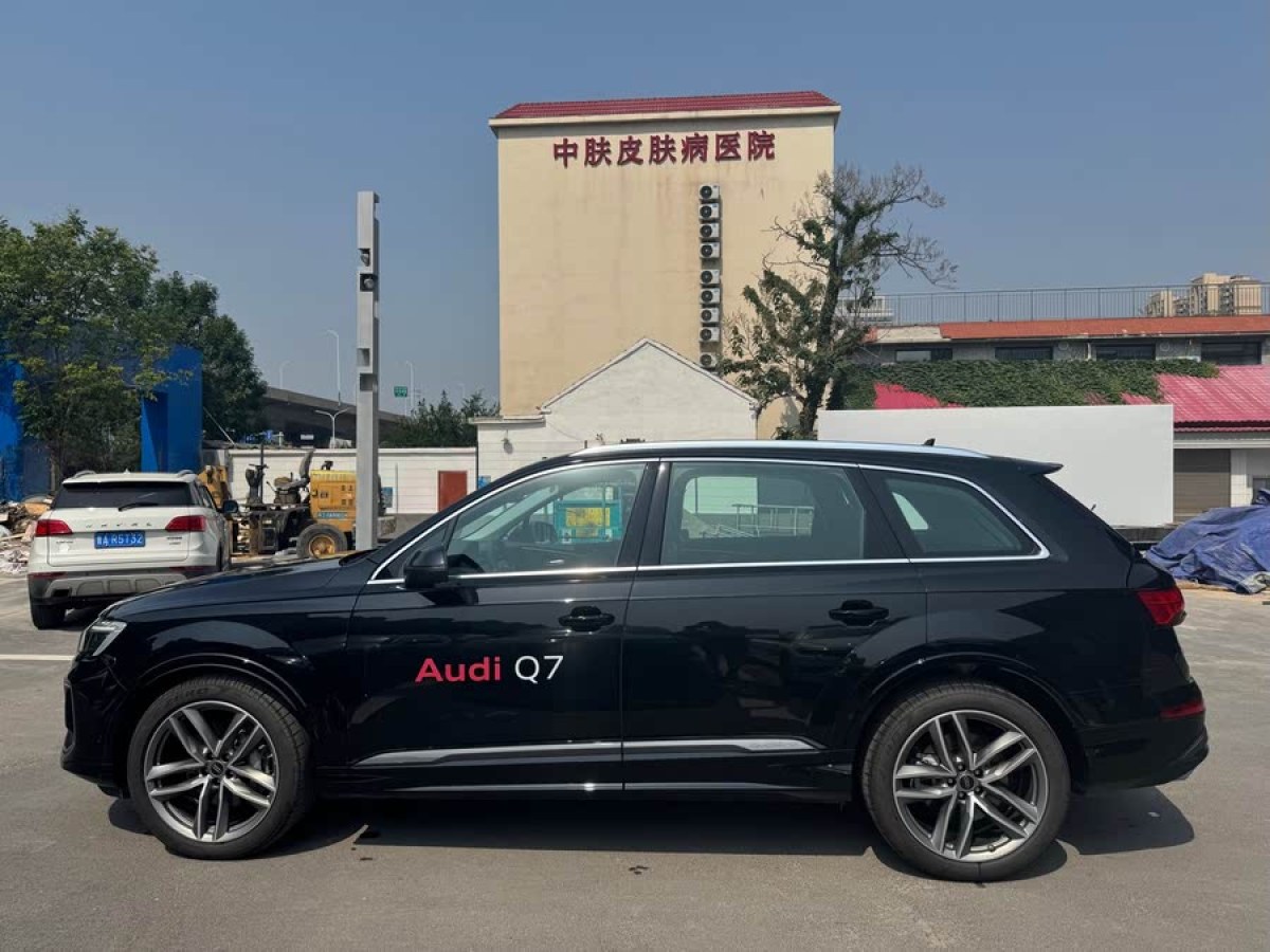 奧迪 奧迪Q7  2024款 45 TFSI quattro S line運(yùn)動(dòng)型圖片