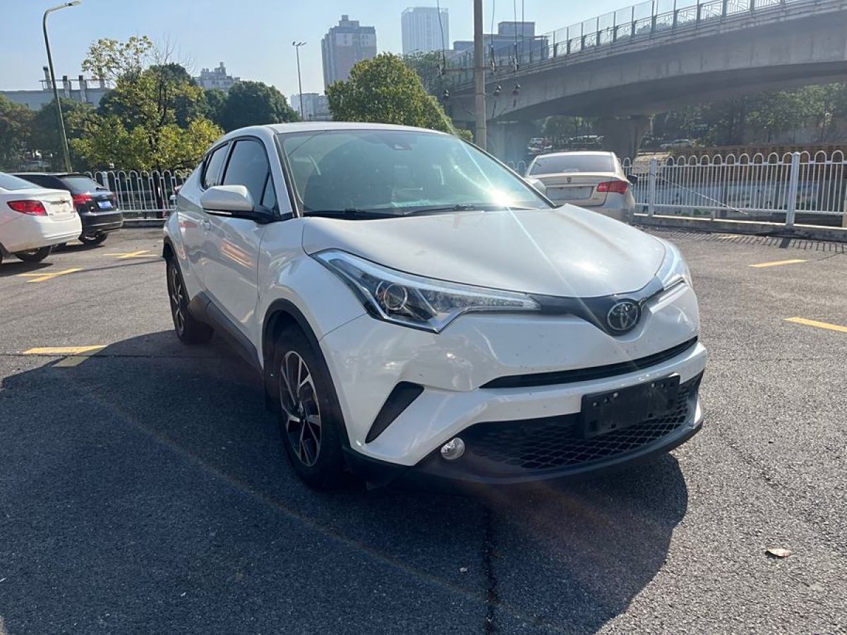 豐田 C-HR  2018款 2.0L 領(lǐng)先天窗版 國(guó)V圖片