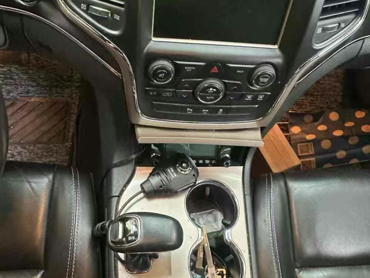 Jeep 大切諾基  2015款 3.0L 精英導(dǎo)航版圖片