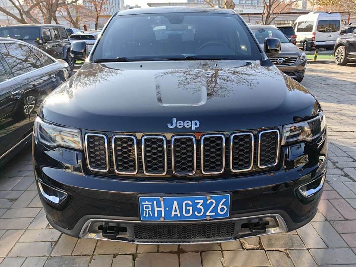 Jeep 大切諾基  2017款 3.0L 舒享導(dǎo)航版圖片