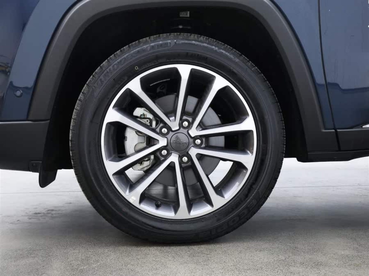 Jeep 大指揮官  2020款 2.0T 四驅(qū)精英版圖片