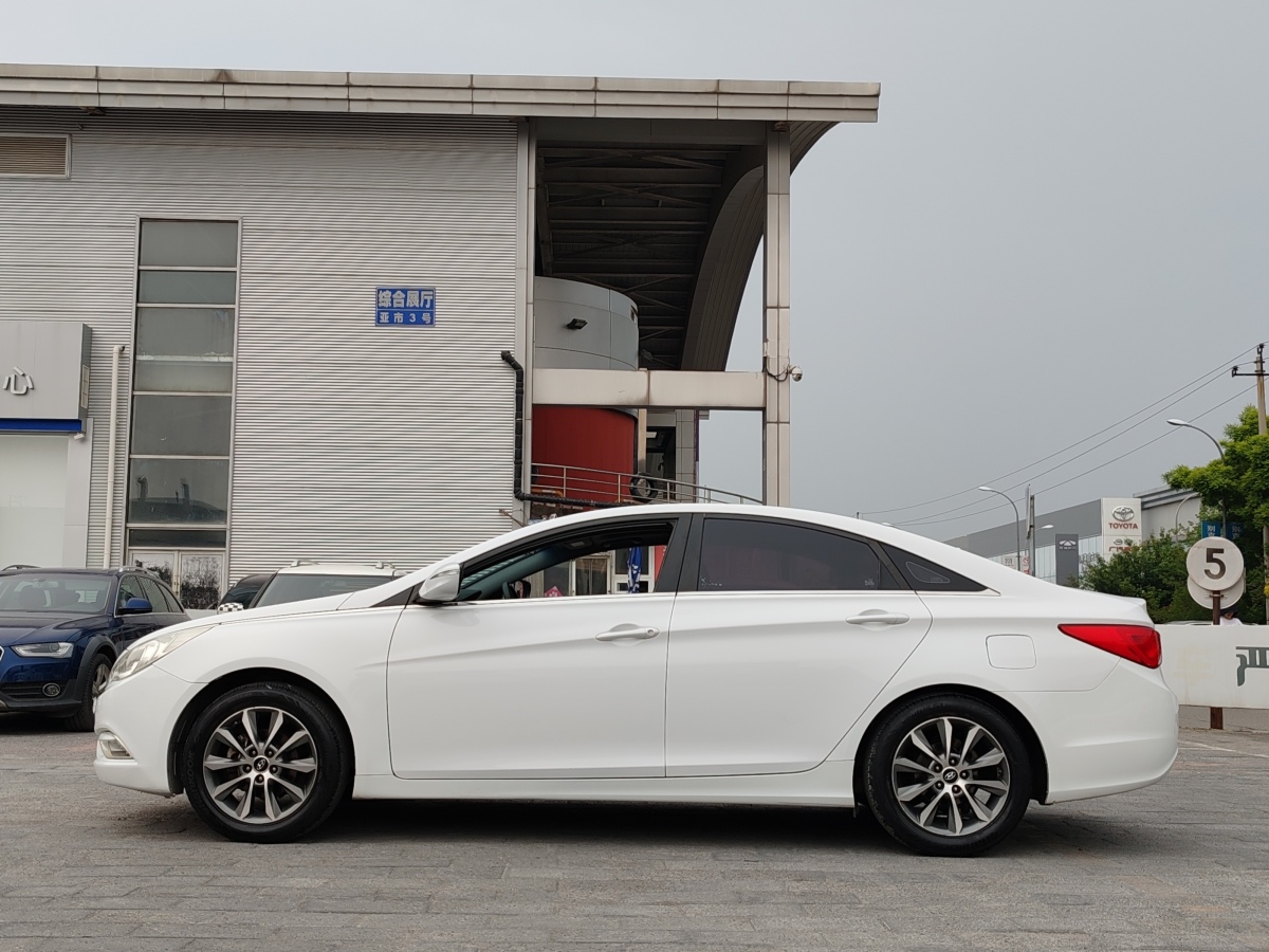 現(xiàn)代 索納塔  2015款 經(jīng)典 2.0L 自動(dòng)領(lǐng)先版圖片