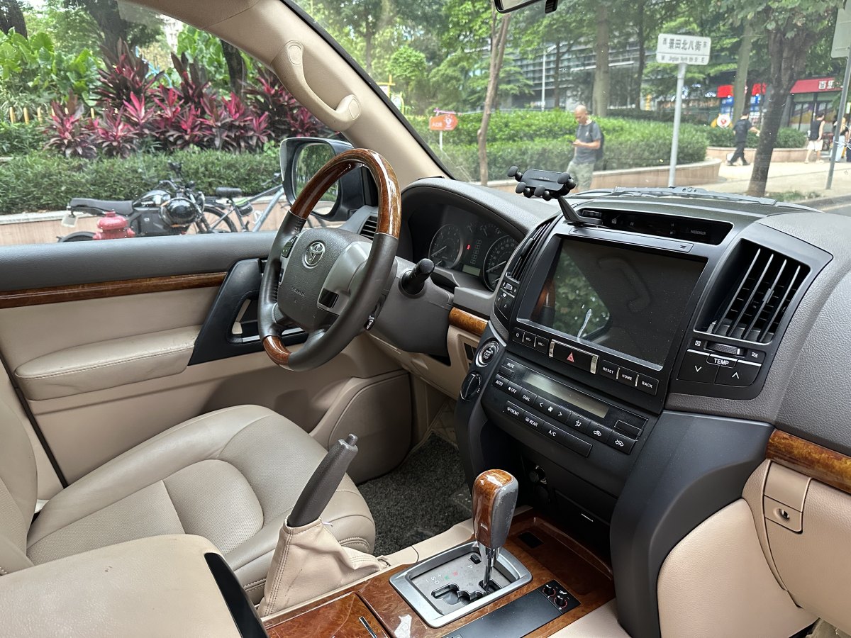 豐田 蘭德酷路澤  2015款 4.0L V6 中東低配版圖片