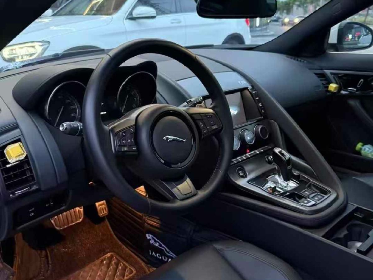 捷豹 F-PACE  2016款 2.0T 兩驅(qū)都市尊享版圖片