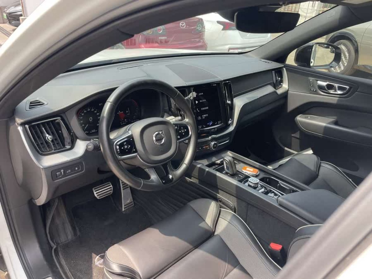沃爾沃 XC60新能源  2024款 T8 插電混動(dòng) 長(zhǎng)續(xù)航四驅(qū)智遠(yuǎn)運(yùn)動(dòng)版圖片