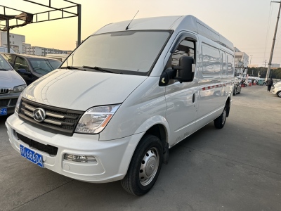 2023年2月 上汽大通 V80 2.0T PLUS AMT廂式貨車VAN短軸中頂3座圖片