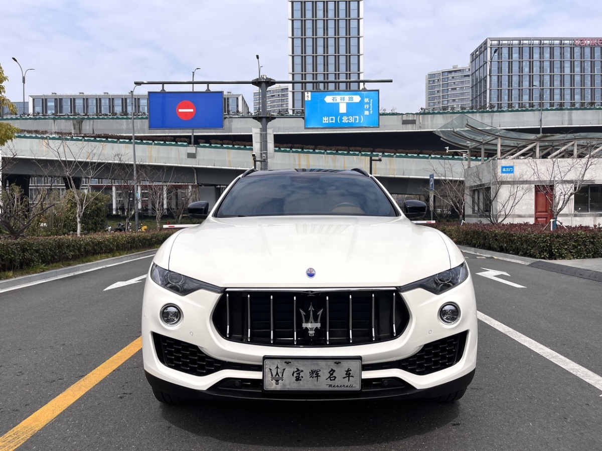 瑪莎拉蒂 Levante  2019款  3.0T 350Hp 標(biāo)準(zhǔn)版圖片