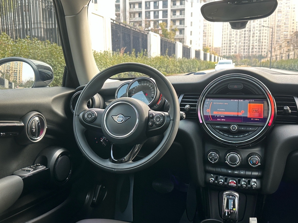 MINI MINI  2020款 1.5T COOPER 經(jīng)典派 三門絕色版圖片