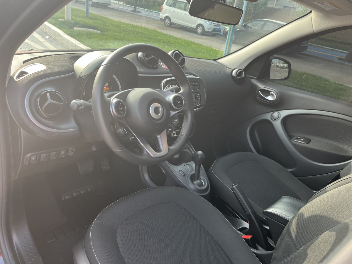 2019年8月smart forfour  2018款 1.0L 52千瓦激情版