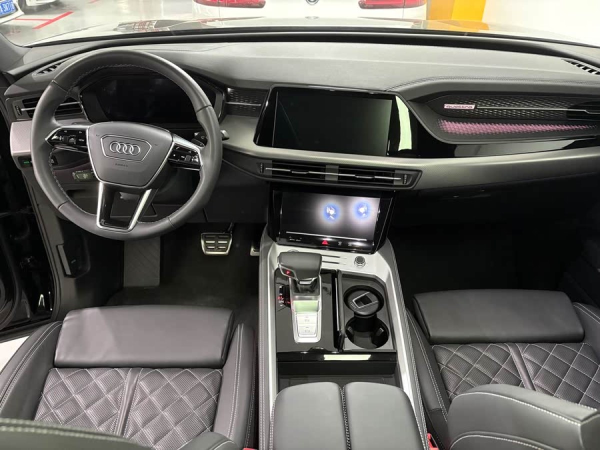奧迪 奧迪Q6  2024款 50 TFSI quattro 行云型 飛騎套裝 6座圖片