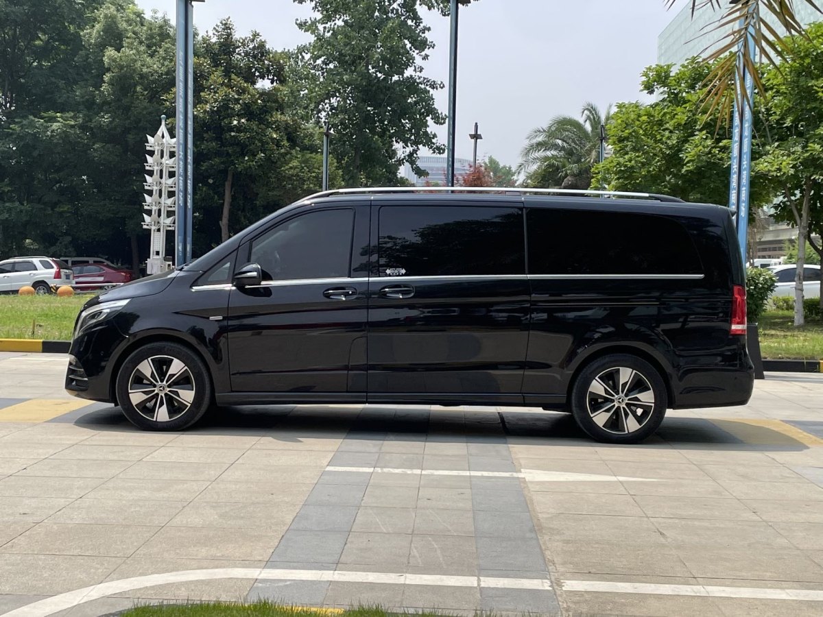 奔馳 V級(jí)  2020款 V 260 L 長(zhǎng)軸距豪華版圖片