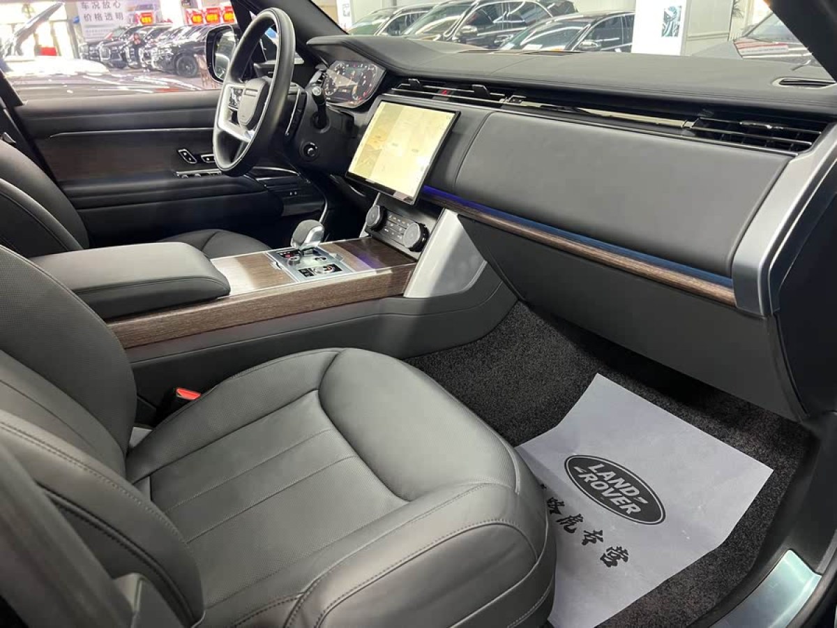 路虎 攬勝  2023款 改款 3.0 L6 400PS 盛世加長(zhǎng)版圖片