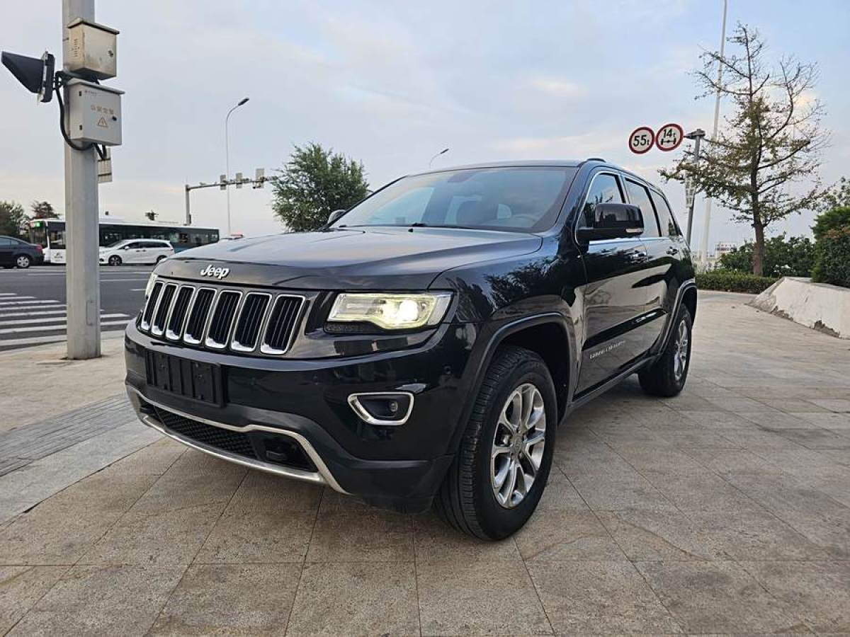 Jeep 大切諾基  2015款 3.0L 舒享導(dǎo)航版圖片