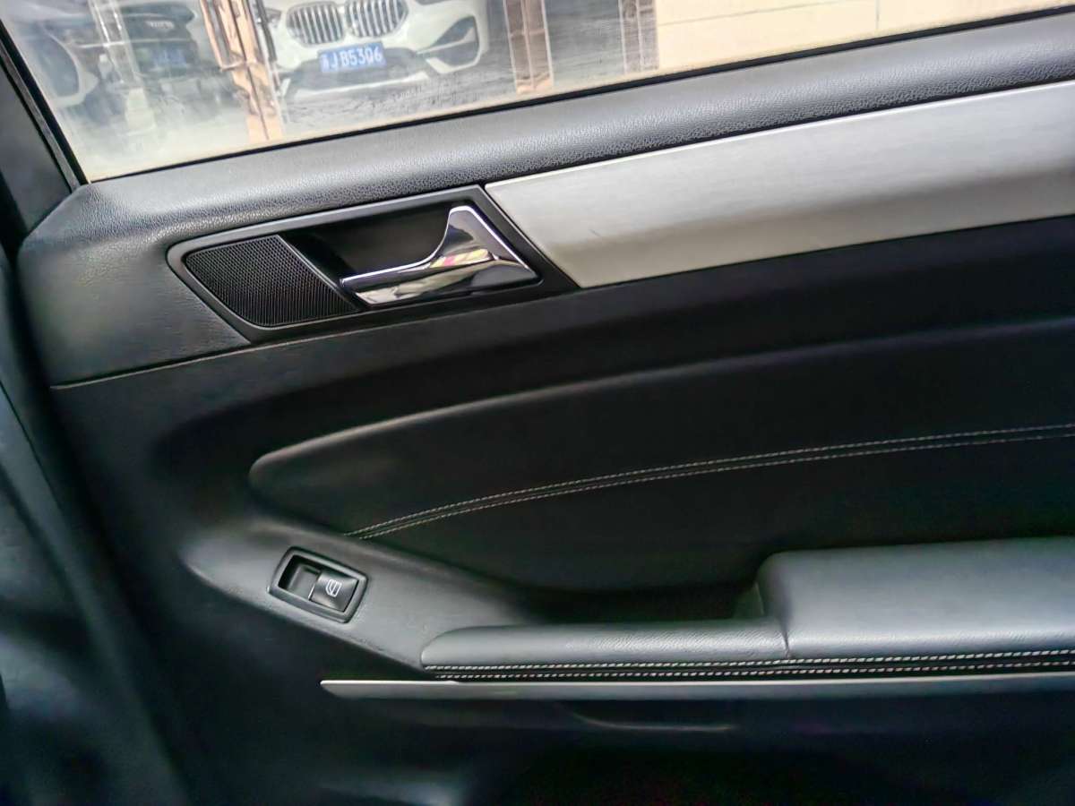 奔驰 奔驰M级  2010款 ML 300 4MATIC图片