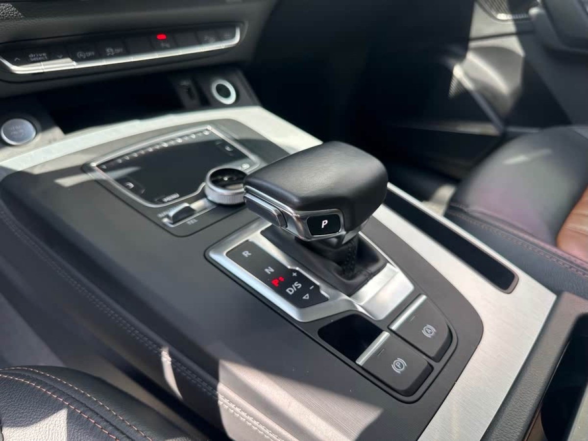 奧迪 奧迪Q5L  2020款 改款 40 TFSI 榮享時(shí)尚型圖片