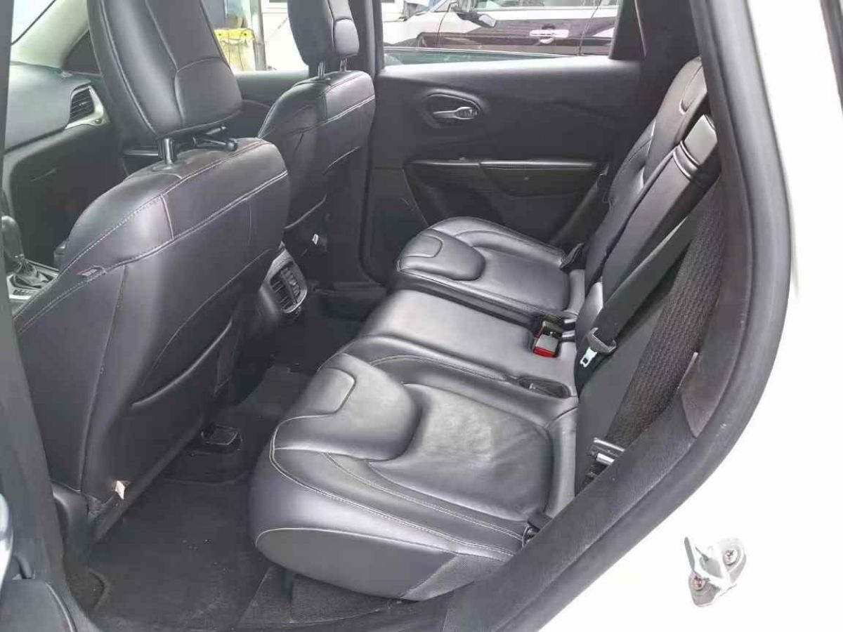 Jeep 自由光  2016款 2.0L 優(yōu)越版圖片