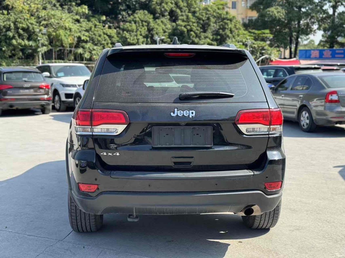 Jeep 大切諾基  2020款 3.0L 專業(yè)導(dǎo)航版圖片