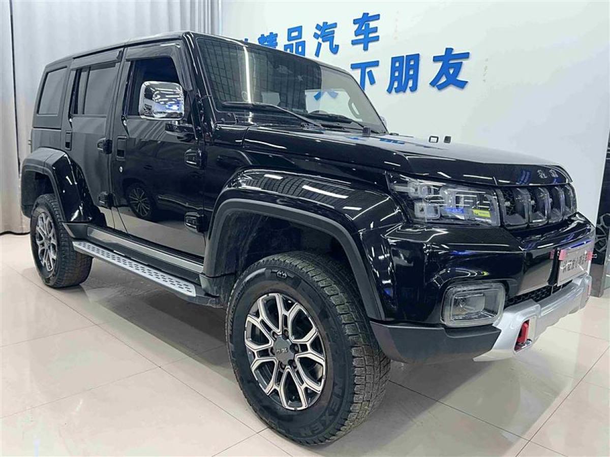 北京 BJ40  2020款 2.0T 自動(dòng)四驅(qū)城市獵人版?zhèn)b客型圖片