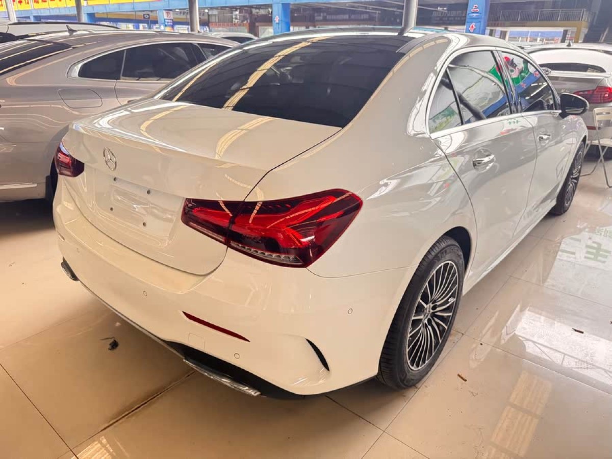 奔馳 奔馳A級(jí)  2022款 改款 A 200 L 運(yùn)動(dòng)轎車動(dòng)感型圖片