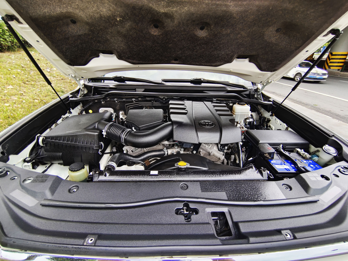 2017年2月丰田 兰德酷路泽  2015款 4.0L V6 中东限量版