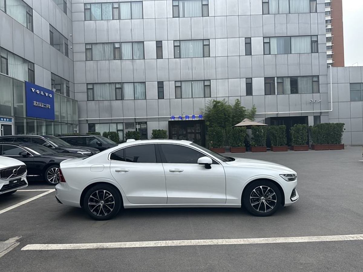 沃尔沃 S60L  2022款 B4 智逸豪华版图片