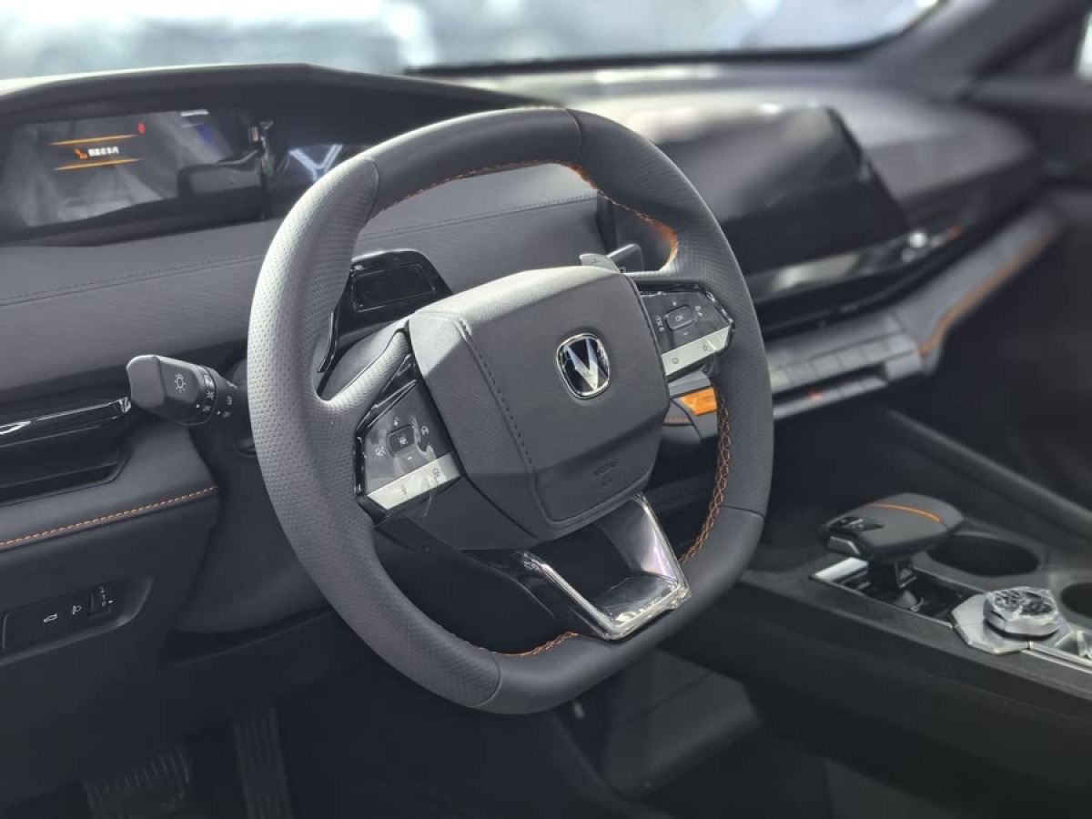 長(zhǎng)安 長(zhǎng)安UNI-V  2024款 1.5T 尊貴型圖片