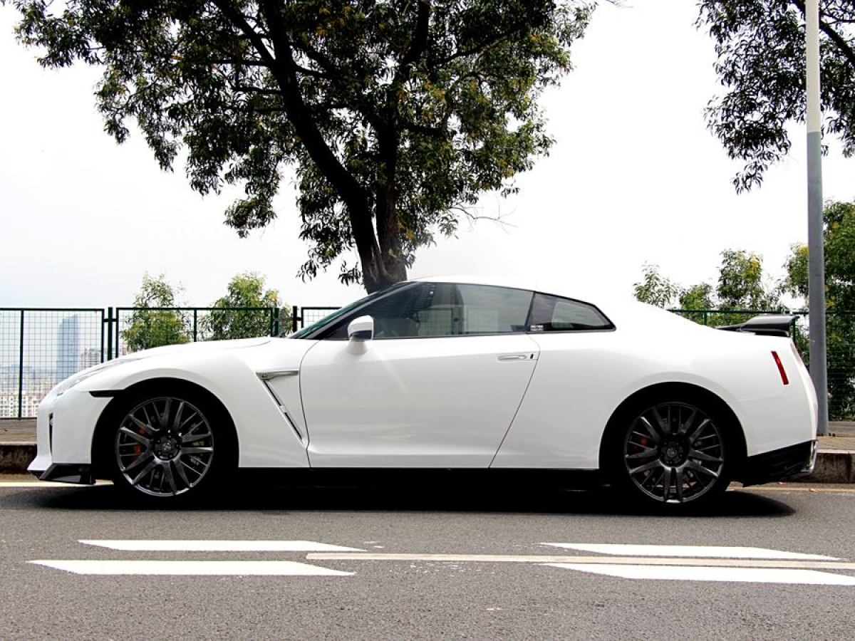 日產(chǎn) GT-R  2015款 3.8T 動感酷黑內(nèi)飾版圖片