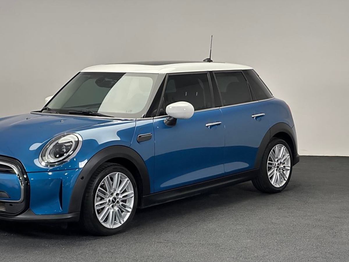 MINI MINI  2022款 改款 1.5T COOPER 經(jīng)典派 五門版圖片