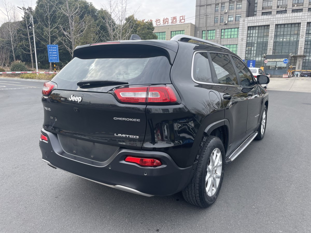 Jeep 自由光  2017款 2.0L 優(yōu)越版圖片