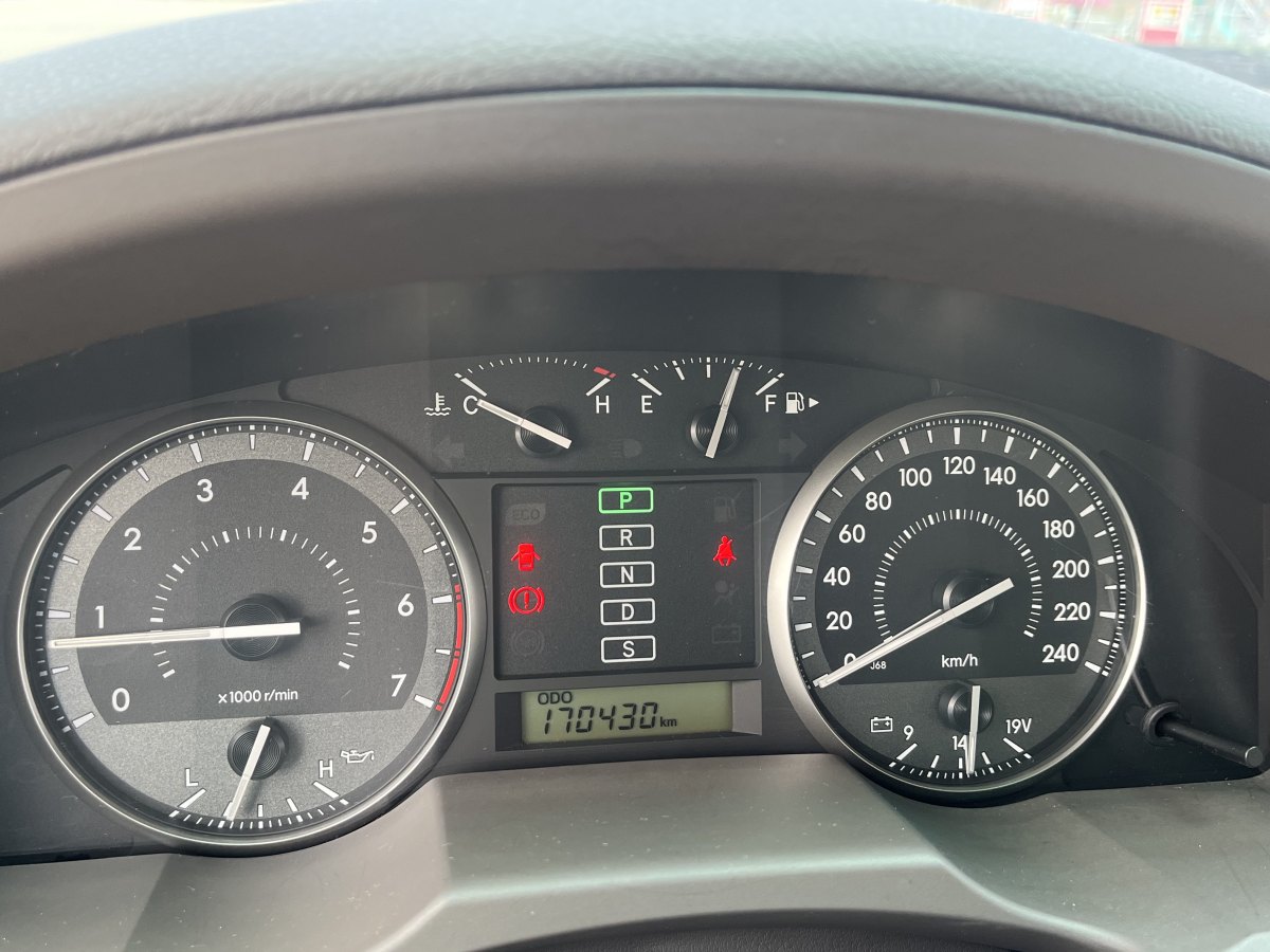 2014年11月丰田 兰德酷路泽  2015款 4.0L V6 中东低配版