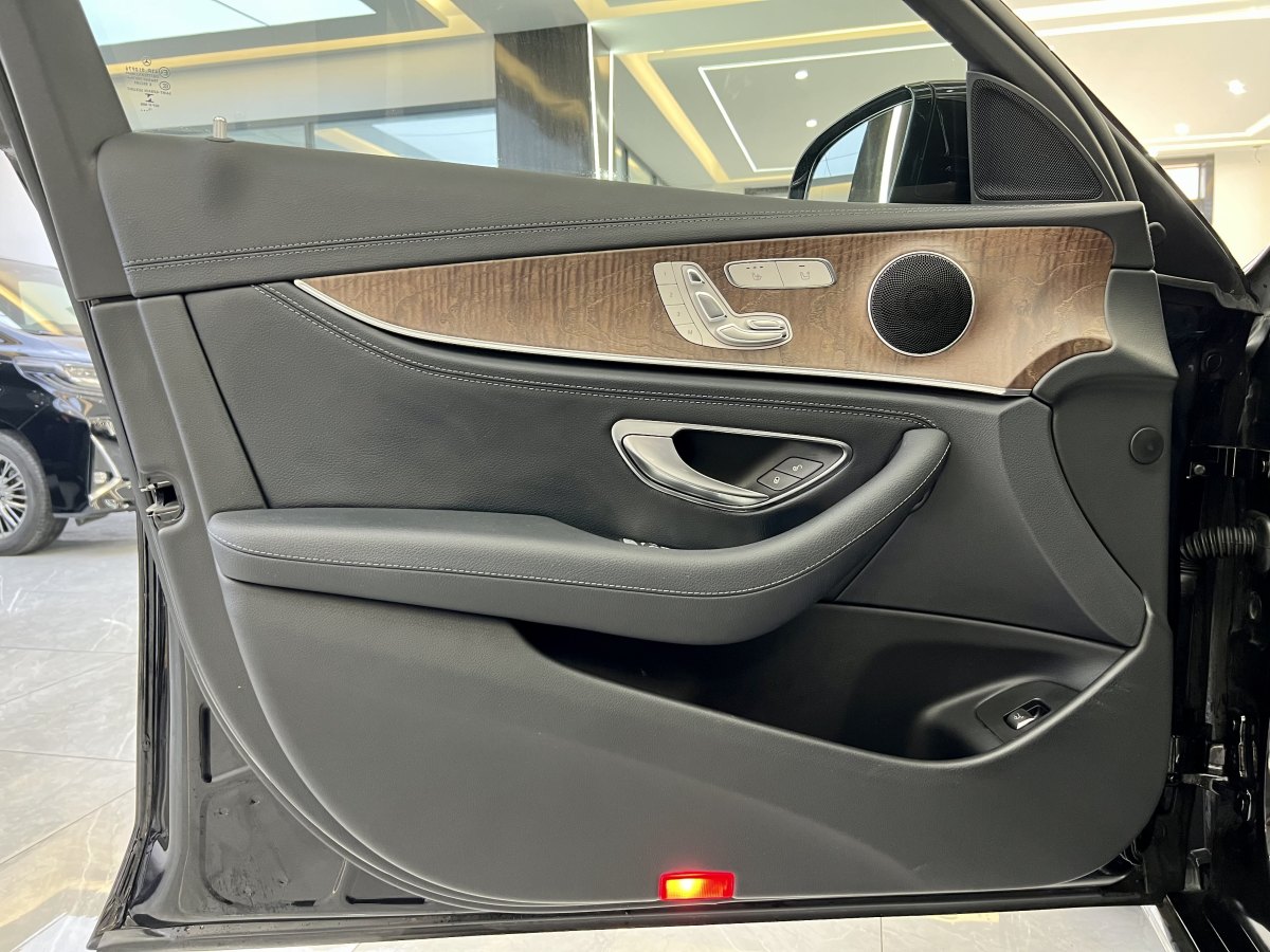 奔馳 奔馳E級  2022款 改款 E 300 L 時尚型圖片