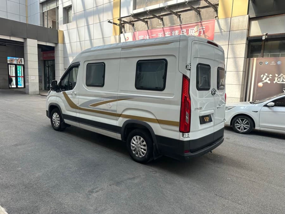 上汽大通 RV90  2021款 2.0T生活家V90自行式C型房車旗艦版小額頭橫床圖片