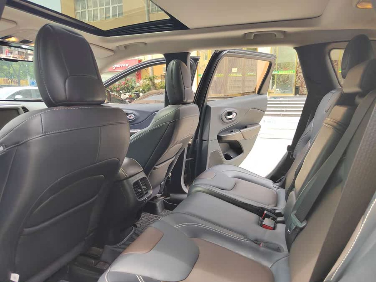 Jeep 自由光  2016款 2.4L 優(yōu)越版圖片