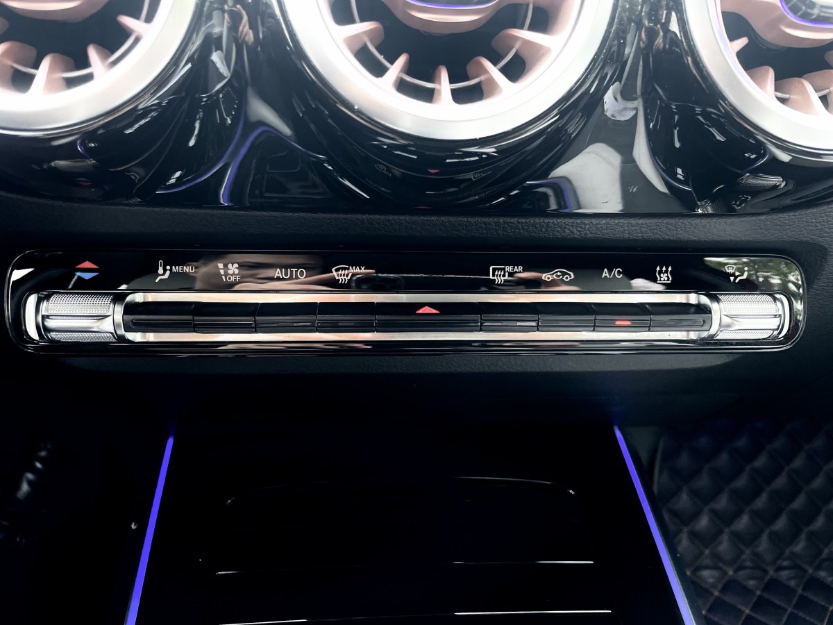 奔馳 奔馳EQA  2022款 EQA 300 4MATIC 首發(fā)特別版圖片