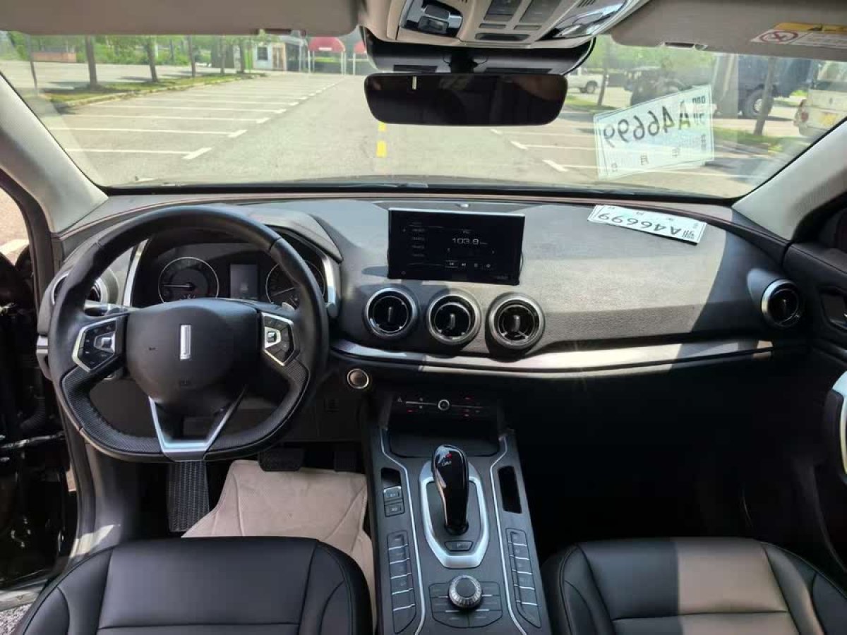 WEY VV5  2020款 1.5T 兩驅(qū)顏先鋒圖片