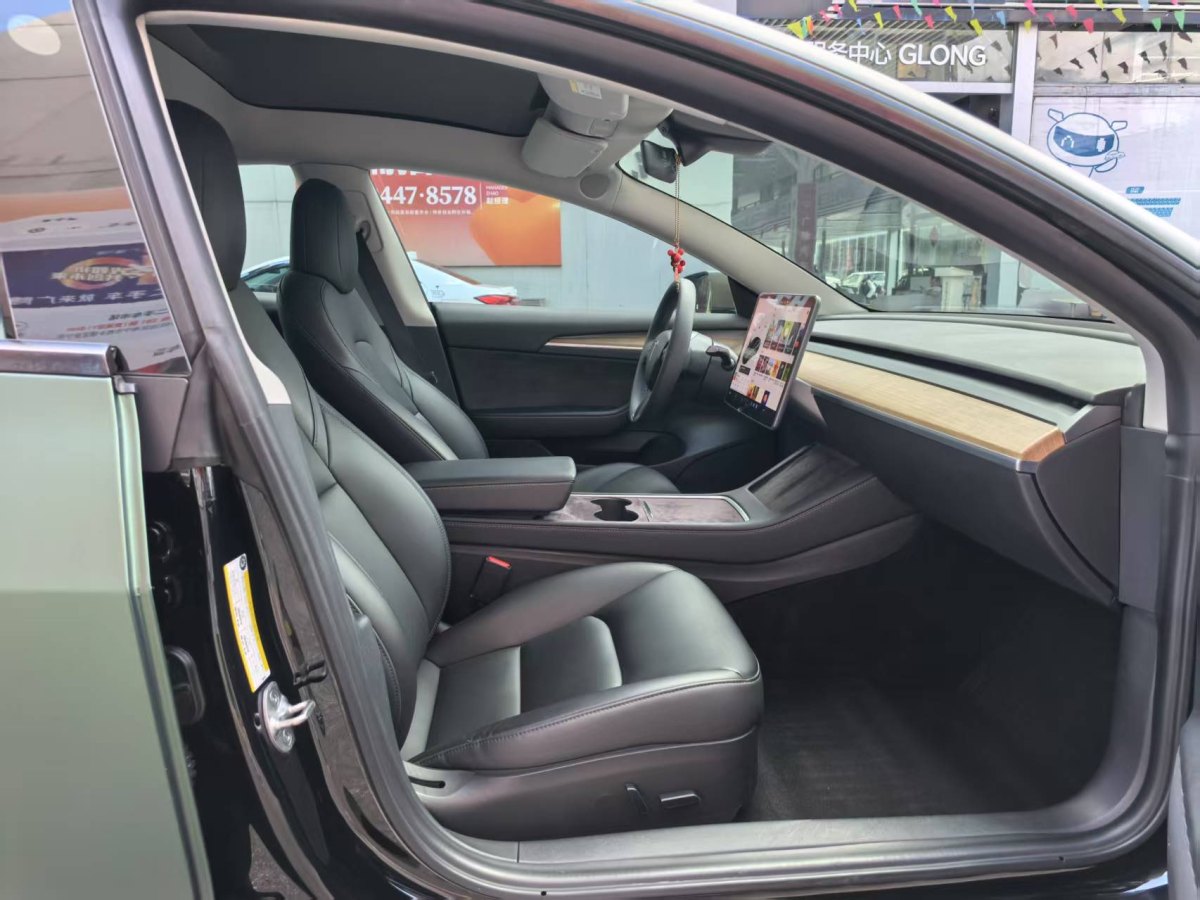 特斯拉 Model 3  2021款 改款 標(biāo)準(zhǔn)續(xù)航后驅(qū)升級版圖片
